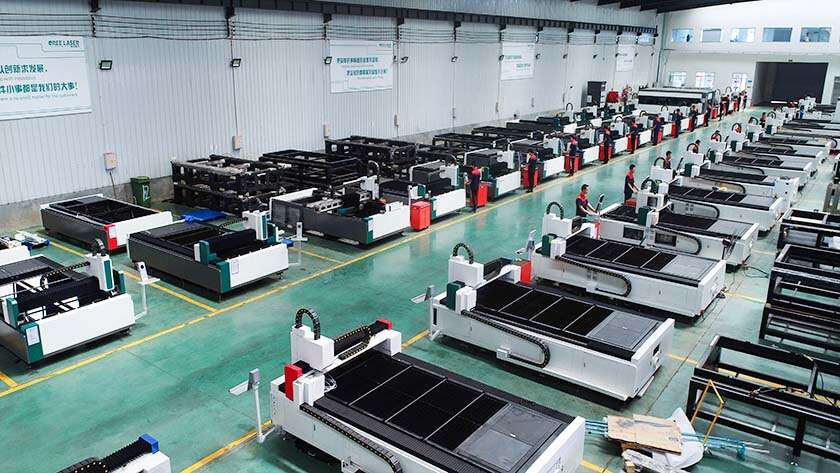 How should the laser cutting machine be maintained every day?